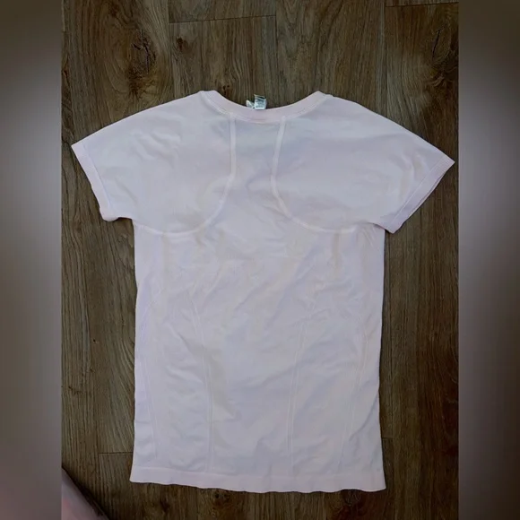 Athleta Light Pink Short Sleeve Workout Tee Stretch Sz Small Great Condition - Picture 2 of 5